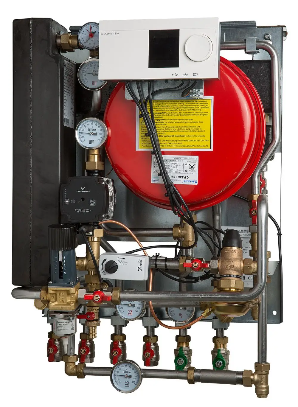 Wärmeübertragungseinheit mit verschiedenen Ventilen, Druckmessgeräten und einer Steuerungseinheit von Danfoss. Roter Druckspeicher und Rohrleitungen sind sichtbar.